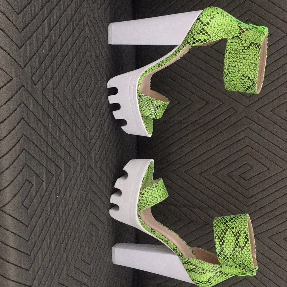 WILD DIVA PEEP TOE PlATFORM SANDAL SIZE 6